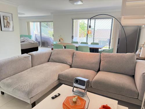 Urban Silver Haven Sleek stay - 1 Min to Station With TV projector Game space and high speed interne - Hurstville Grove