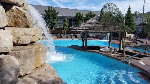 Commodore Resort - 수영장