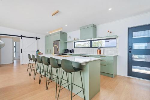 Lakeside Retreat Matarangi - Deluxe Home with Sleep-out in Matarangi