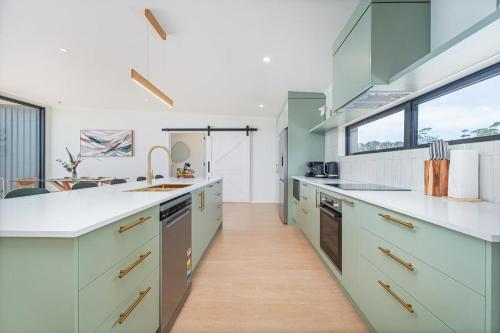 Iekārtas, Lakeside Retreat Matarangi - Deluxe Home with Sleep-out in Matarangi