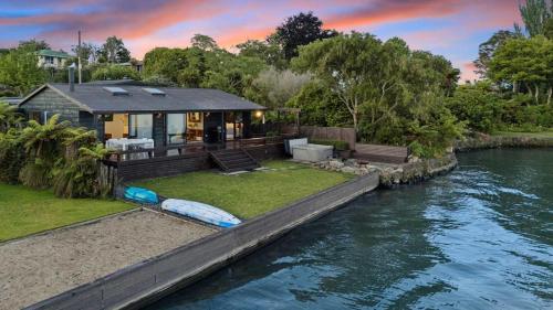 Soul Haven - Lakefront with Spa Kayaks & Stunning Views – khách sạn tại Ngongotaha