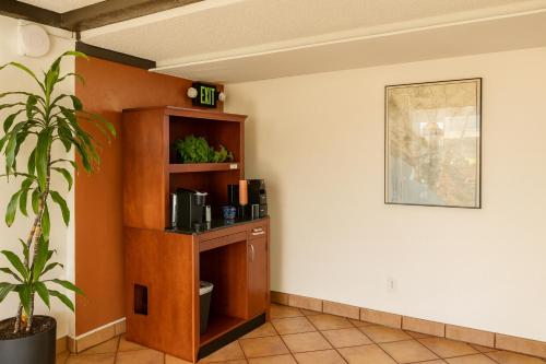 Granada Inn - image 14