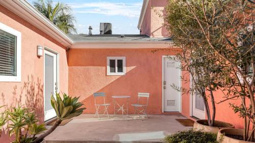 Art Deco by AvantStay 1920s Remodeled Bungalow Open Layout Courtyard in Los Angeles, USA
