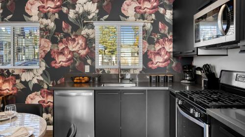 Art Deco by AvantStay 1920s Remodeled Bungalow Open Layout Courtyard in Los Angeles, USA