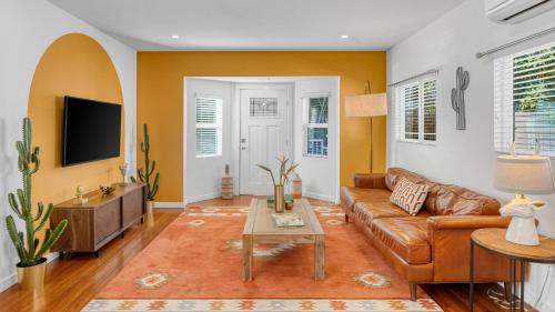 Southwest by AvantStay Heart of Hollywood Remodeled 1920s Bungalow in Los Angeles, USA
