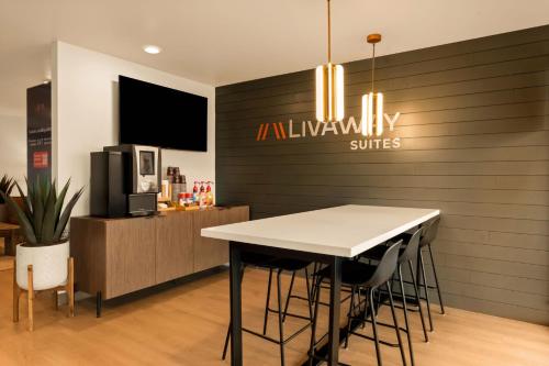 共用Lounge/電視區, LivAway Suites Syracuse in 紐約州東錫拉丘茲 (NY)