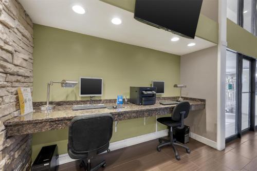 Best Western Airport Albuquerque InnSuites Hotel & Suites - image 2