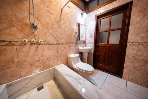 Bathroom, Los Faroles Zona 3 in Coban