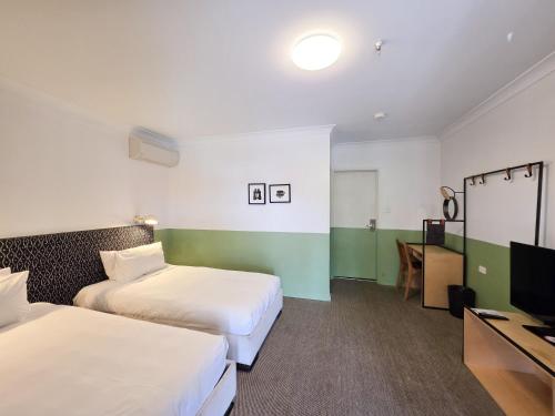 El Toro Motel - image 7