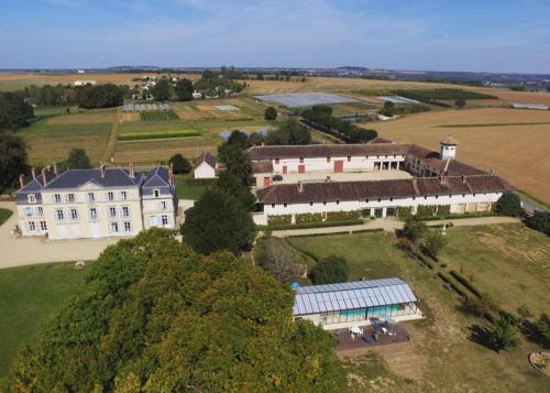 Domaine de La Brosse, gîte avec piscine sous verrière chauffée toute l'année (Domaine de La Brosse, gite avec piscine sous verriere chauffee toute l'annee) in Ville-Saint-Jacques
