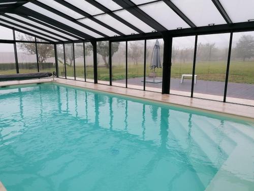 Domaine de La Brosse, gîte avec piscine sous verrière chauffée toute l'année (Domaine de La Brosse, gite avec piscine sous verriere chauffee toute l'annee) in Ville-Saint-Jacques