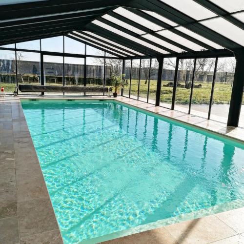Domaine de La Brosse, gîte avec piscine sous verrière chauffée toute l'année (Domaine de La Brosse, gite avec piscine sous verriere chauffee toute l'annee) in Ville-Saint-Jacques