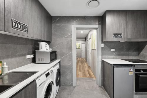 Konyha, Modern Single Room - Next to Central Station - Near CBD UTS USYD - Shared Bathroom in Központ