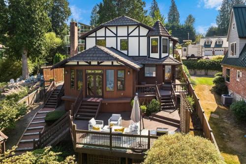 European White Castle on Lake Desire Private Dock in Cascade-Fairwood (WA)