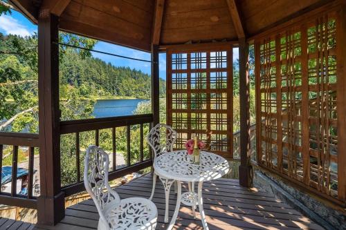 European White Castle on Lake Desire Private Dock in Cascade-Fairwood (WA)
