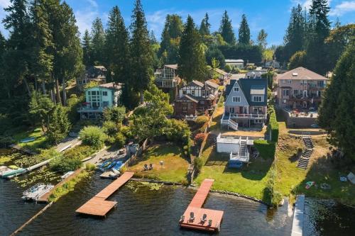 European White Castle on Lake Desire Private Dock in Cascade-Fairwood (WA)
