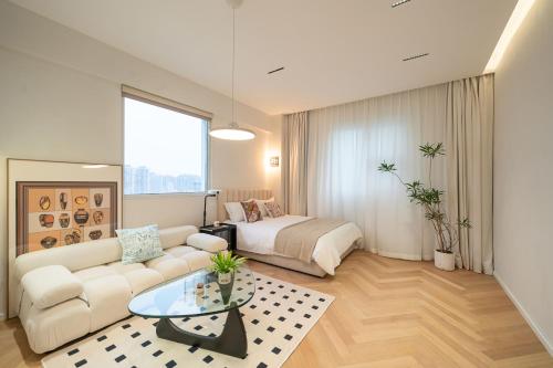 Shanghai Hills & Gefii SPACE X close to Metro line 2 Jing'an Temple, Shanghai