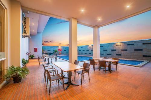 Úszómedence, favehotel Bitung in Bitung
