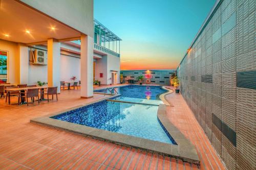 Úszómedence, favehotel Bitung in Bitung