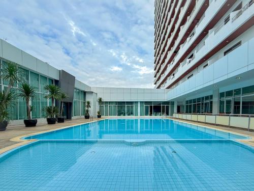 สระว่ายน้ำ, เอวาน่า กรุงเทพ โฮเทล แอนด์ คอนเวนชั่น เซ็นเตอร์ (Avana Bangkok Hotel & Convention Centre) near ซีคอนสแควร์