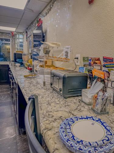 Americas Best Value Inn-Shoreline - image 13