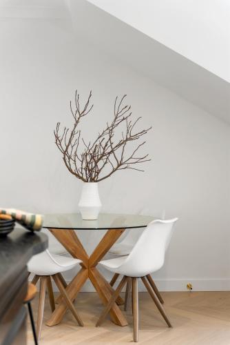 East on King - Minutes to Dining Parklands & CBD - image 5