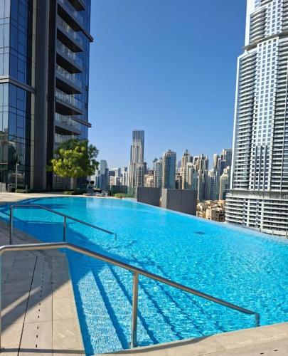 Burj khalifa view I Sofa bed I walking distance to Dubai Mall - image 13