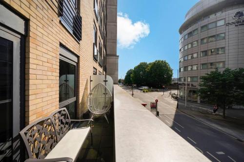 One bedroom apartment with balcony and concierge  station and shops 2min walk - image 2
