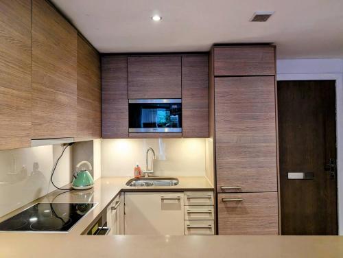 One bedroom apartment with balcony and concierge  station and shops 2min walk - image 5