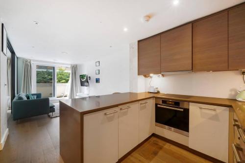 One bedroom apartment with balcony and concierge  station and shops 2min walk - image 3