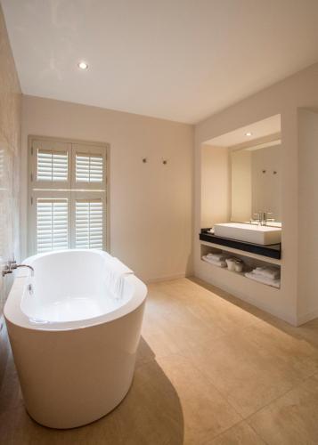 Bathroom, The Plume of Feathers in Mitchell