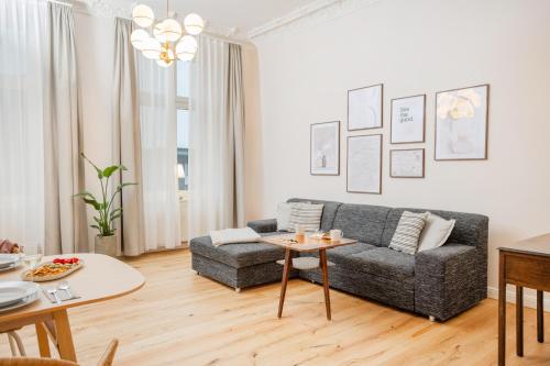 1 queen bed, 1 sofa bed