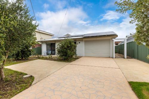 Bay Bliss - Fireplace - 3 Mins Walk to Beach - image 3
