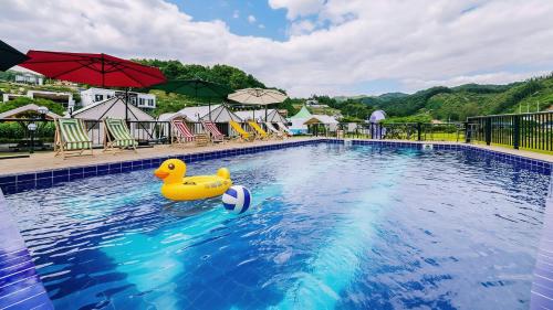 숙소 외관, 가평 청춘 글램핑&카라반 (Gapyeong Cheongchun Glamping & Caravan) in 가평