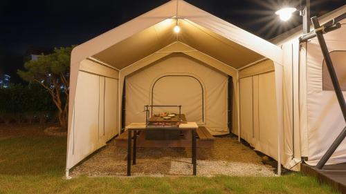 숙소 외관, 가평 청춘 글램핑&카라반 (Gapyeong Cheongchun Glamping & Caravan) in 가평