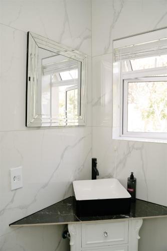 Vesper Luxury Apartment - image 3