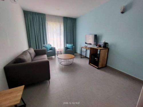 1 king bed, 3 sofa beds