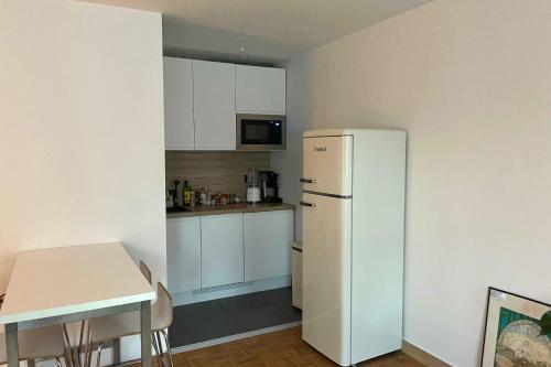 Modern comfort close to the Sacré-Cœur - image 3