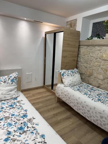 2 twin beds