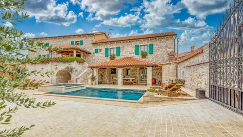 Rustic villa Kata with outdoor pool in Sveti Lovrec – khách sạn tại Stranići kod Lovreča