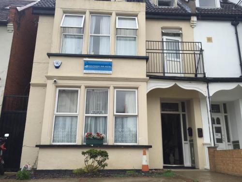 Southend Inn Hotel - Close To Beach, Train Station & Southend Airport