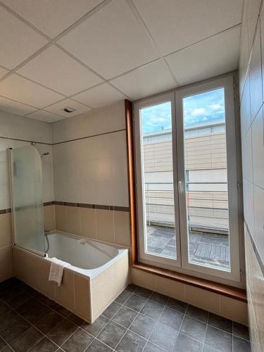 Bathroom, Kyriad Limoges Centre – Gare - Atrium in Limoges