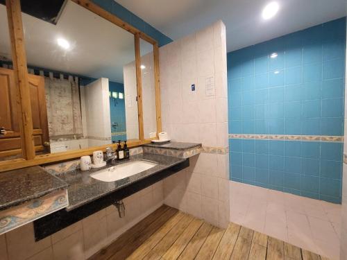 room detail thumbnail 2