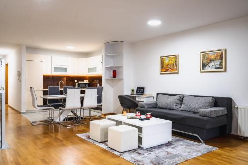 Modern 3 BDR apartment with Free Parking and Patio