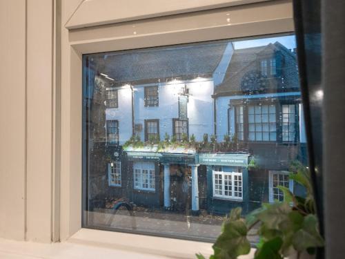 Stylish 2BD Near O2 WIFI Sleeps 6 - image 11