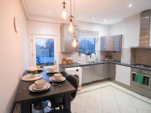 Stylish 2BD Near O2 WIFI Sleeps 6 - image 7