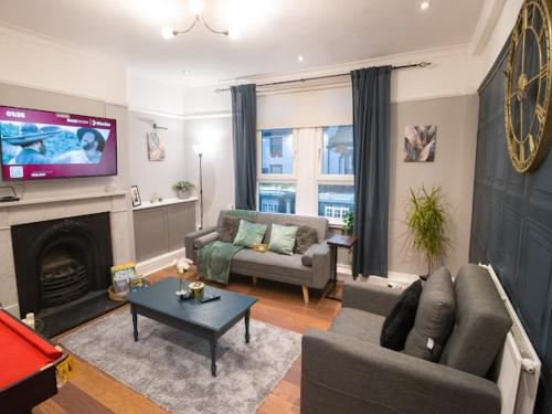 Stylish 2BD Near O2 WIFI Sleeps 6 - image 3