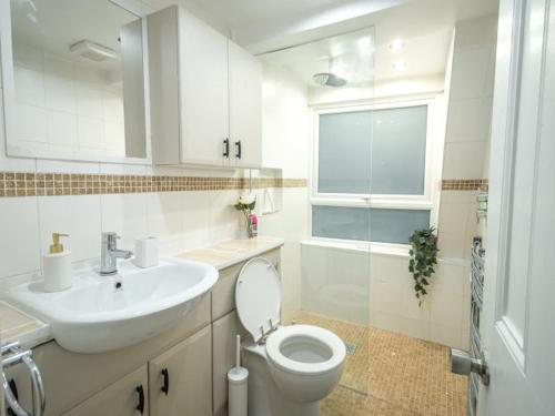 Stylish 2BD Near O2 WIFI Sleeps 6 - image 10