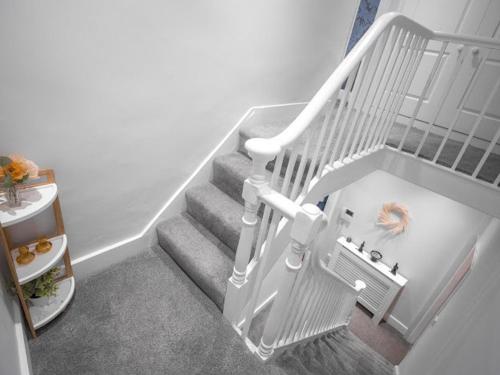 Stylish 2BD Near O2 WIFI Sleeps 6 - image 4