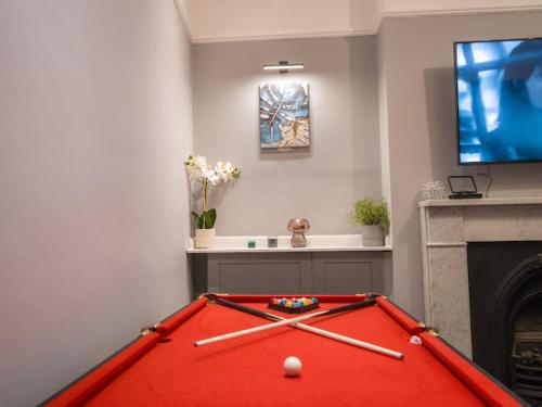 Stylish 2BD Near O2 WIFI Sleeps 6 - image 12